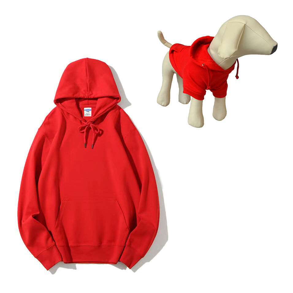 赤いパーカーと犬用パーカー、カジュアルスポーツパンツ、背景は白です。DiaNorth-Hokkaido。