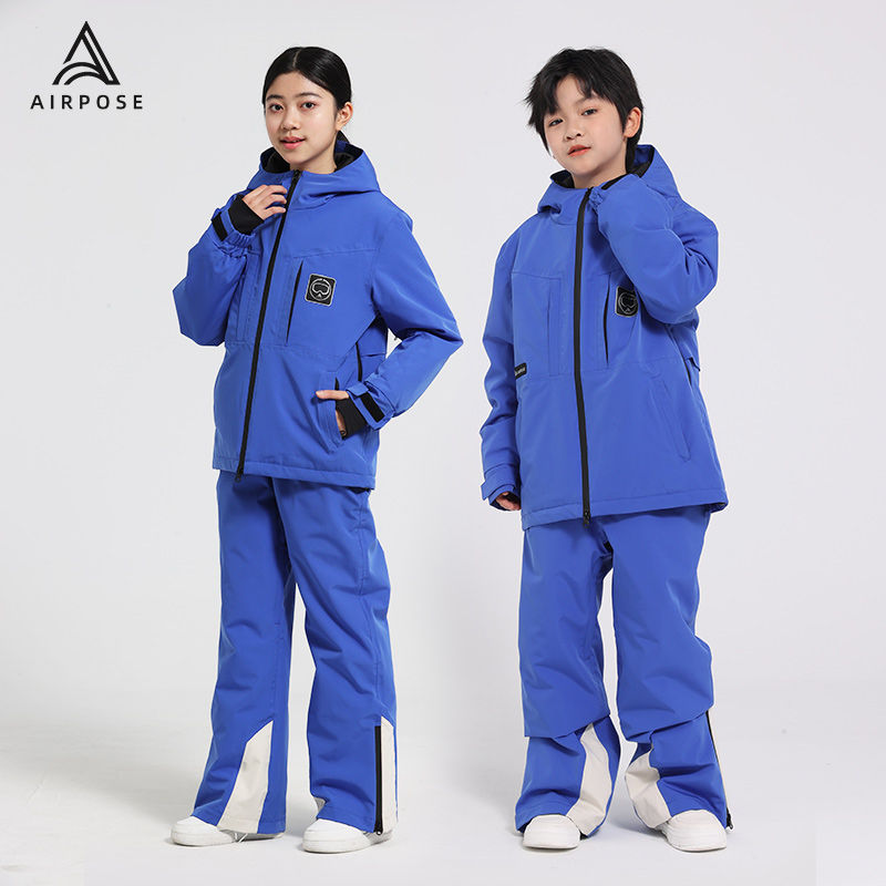 サムネイル： 青いフード付きの冬用スーツを着た2人の子供