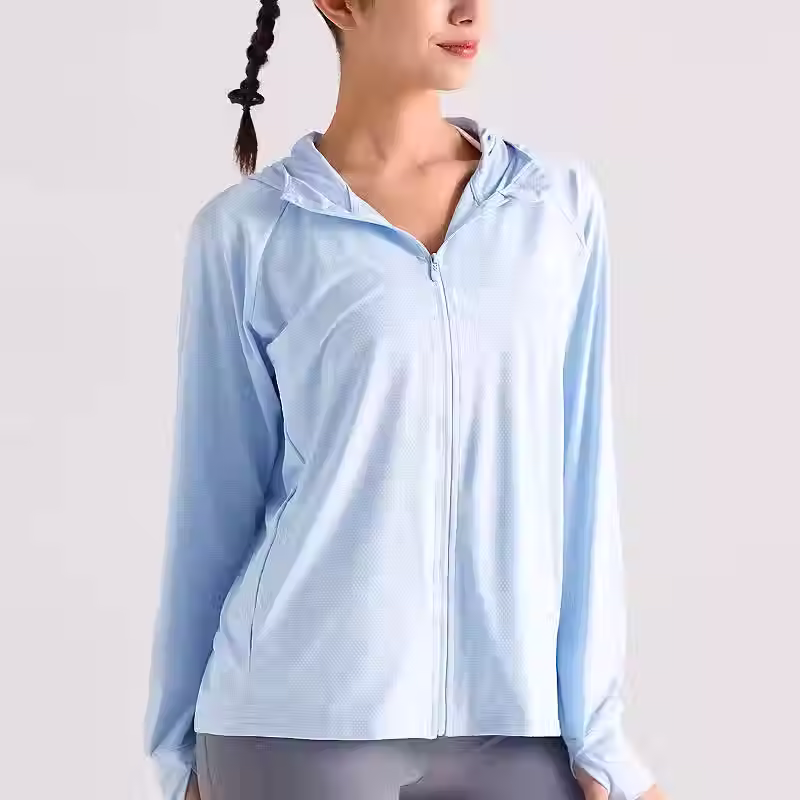 サムネイル： 水色の長袖トップスを着た女性