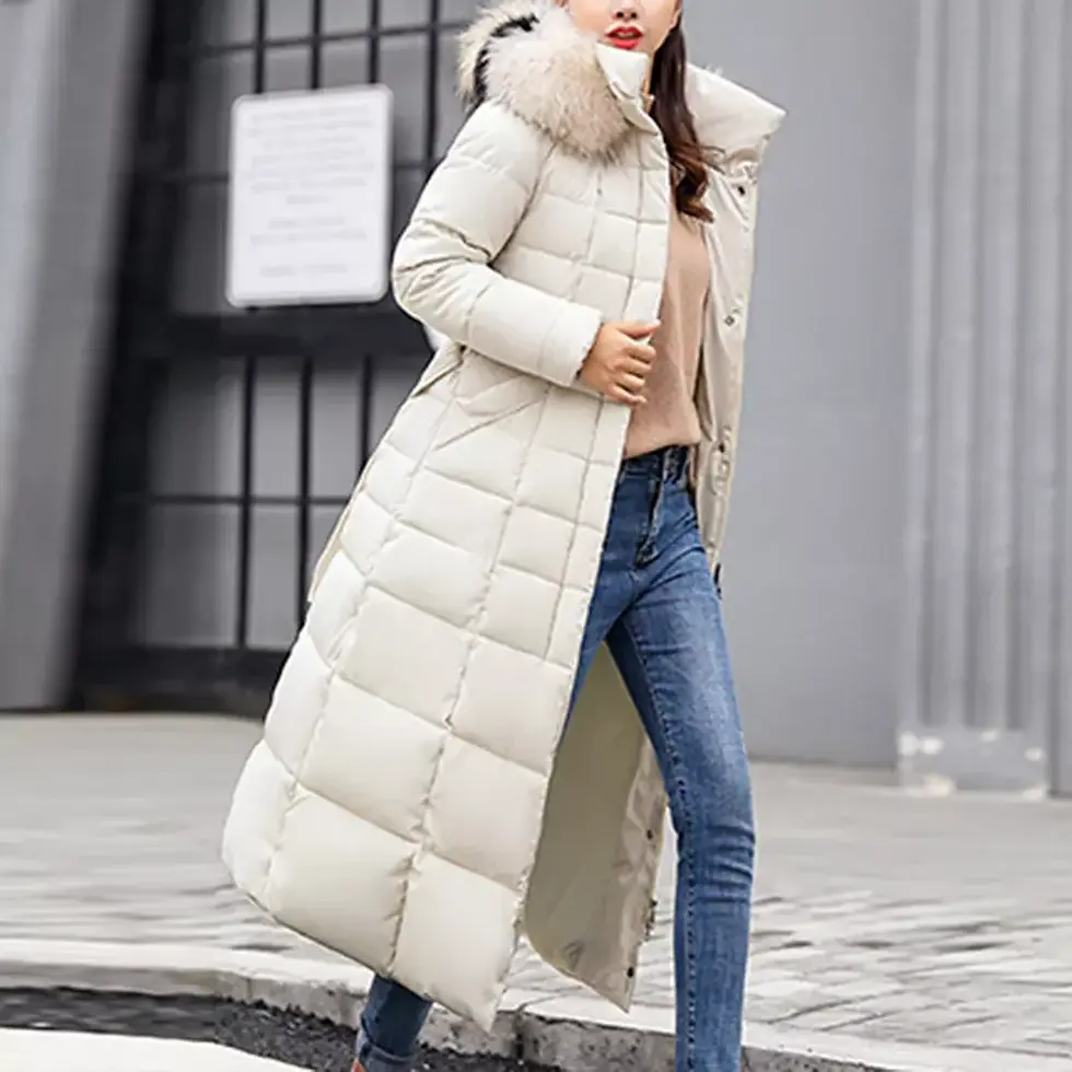 サムネイル： 女性モデルが着用するオフホワイトのロング丈ダウンコート