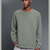 サムネイル： 男性モデルが着用する緑色のメンズクルーネックスウェットシャツ 速乾通気性 快適な長袖トップス スポーツランニング