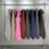 サムネイル： 様々な色のパーカーがハンガーに掛かっている。高品質の商品販売。