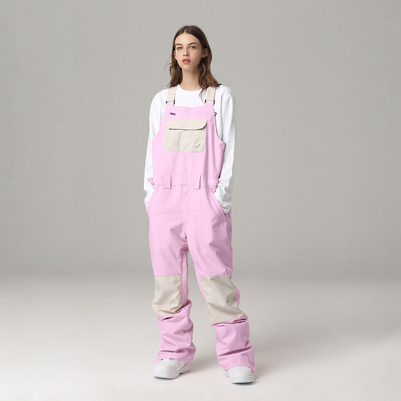 Thumbnail: 女性がピンク色のオーバーオールを着て立っています。快適なラバーインソール 春秋冬用 高機能アウトドア