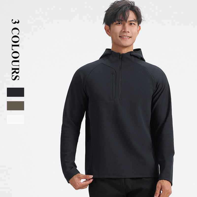 Thumbnail: 男性が黒色のパーカーを着てポーズ、3 COLOURS 高機能フィットネスウエア メンズ、フィットネスウエア