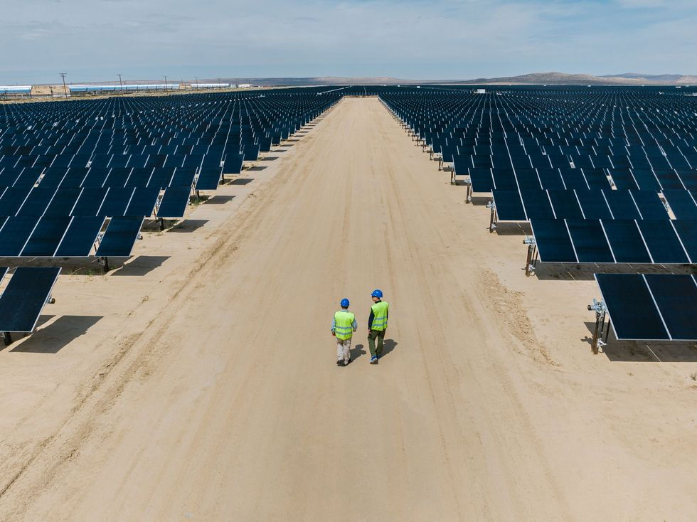 La foto más increíble que vas a ver hoy: 200.000 paneles solares  para cargar 500 autos eléctricos