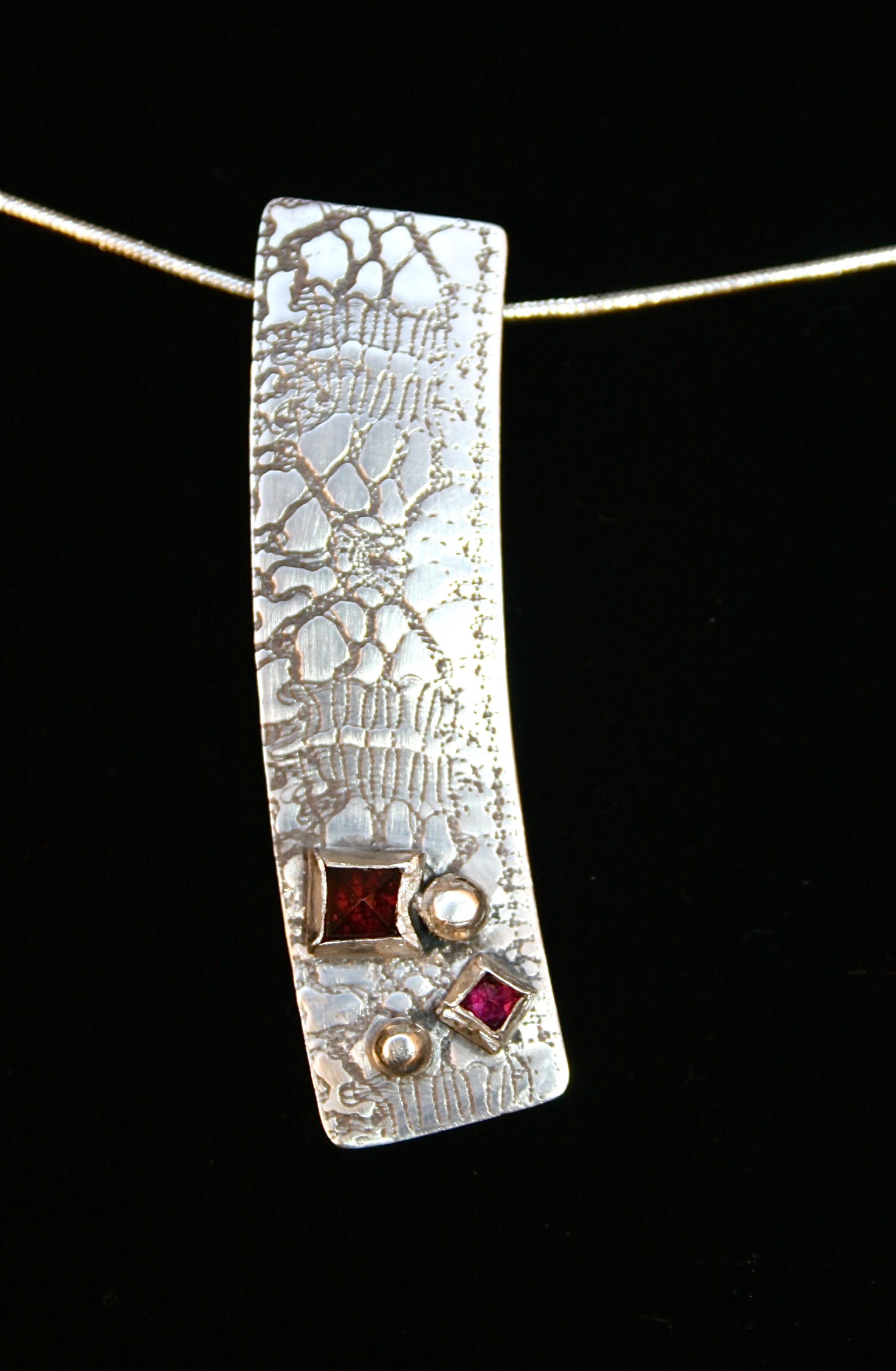 Silver pattern pendant with stones