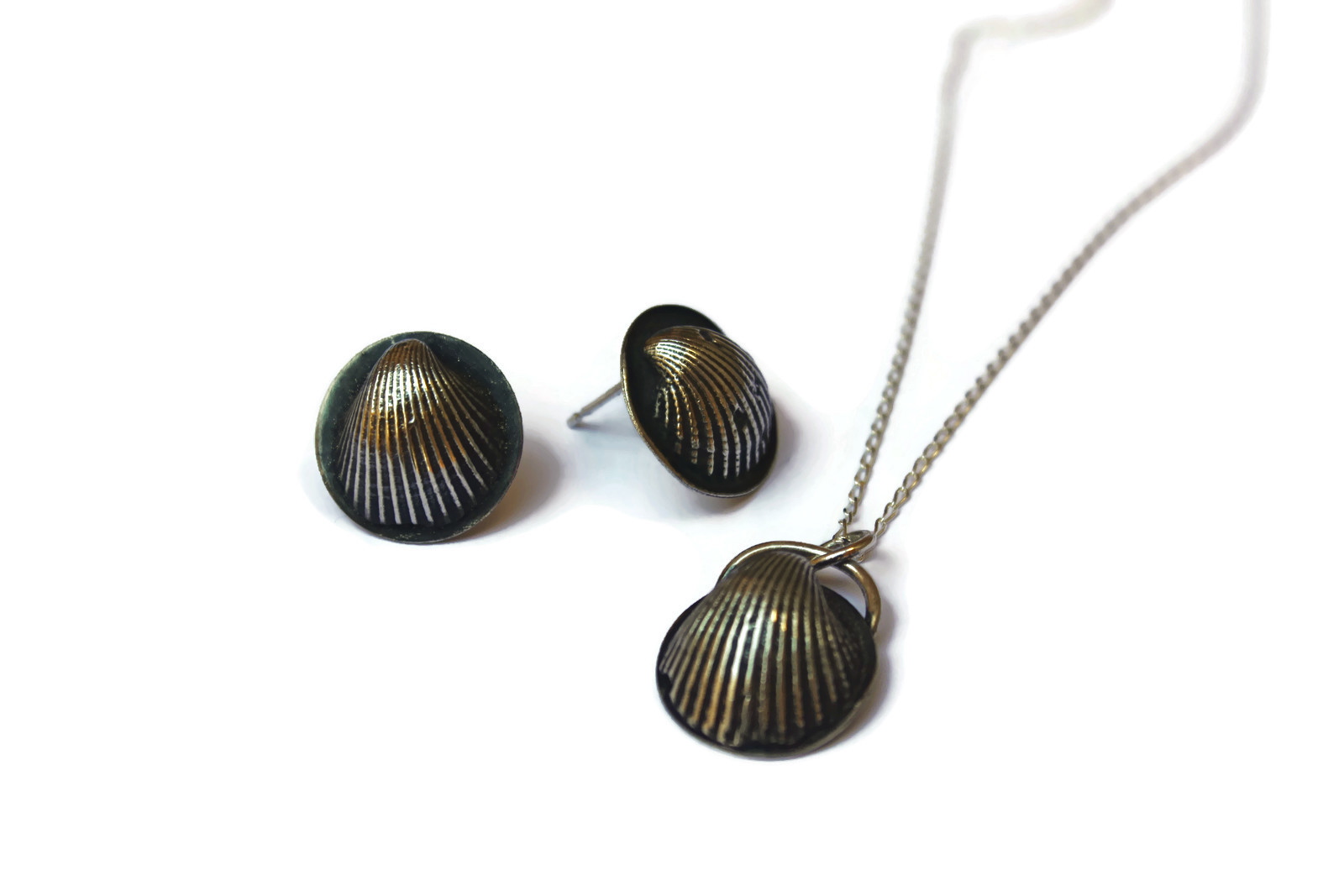 Cockle Shell Pendant and Stud Earrin