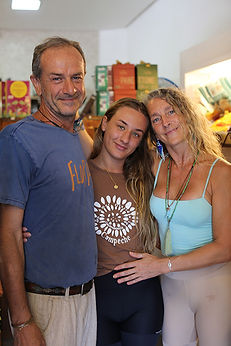 os fundadores do Paradiso, Michelle e Alessia, com sua filha Amanda