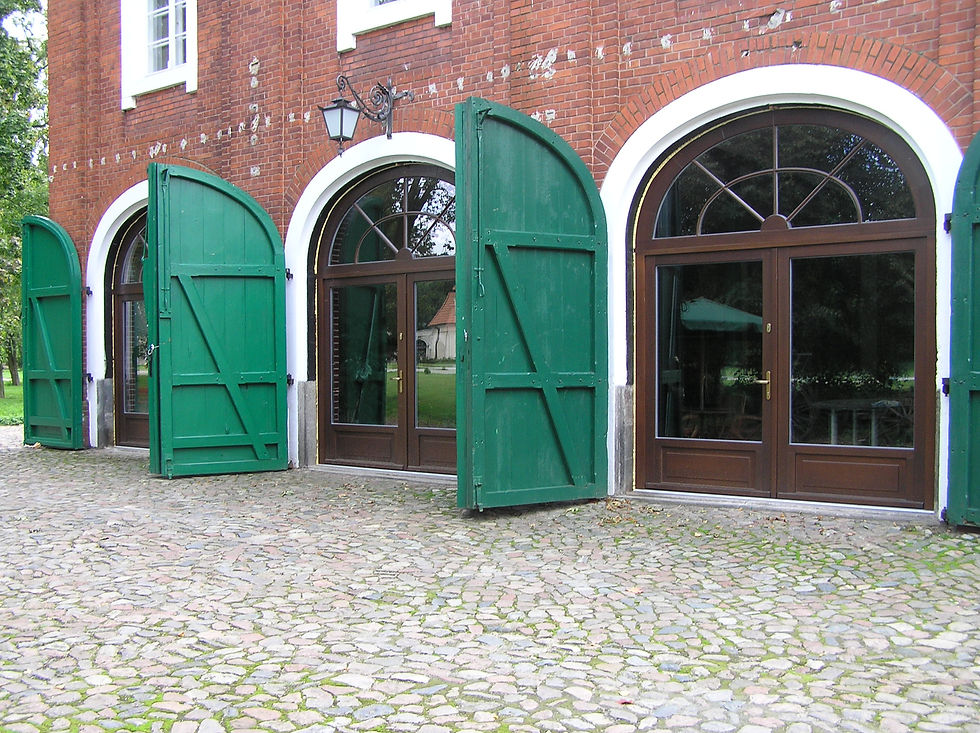 Poniec, Pałac, Drzwi w stajniach.JPG