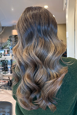 femme cheveux long ondulé salon de coiffure.jpg