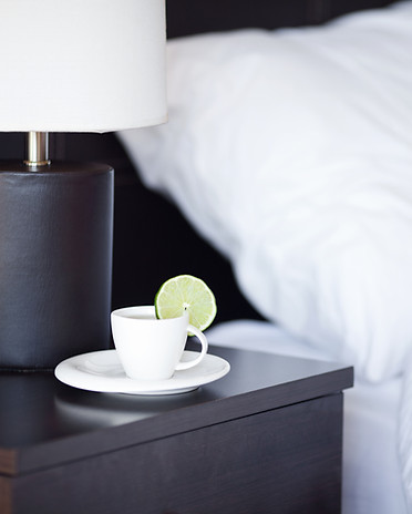 Hotel Nachttisch mit Tee