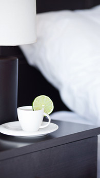 table de chevet tasse