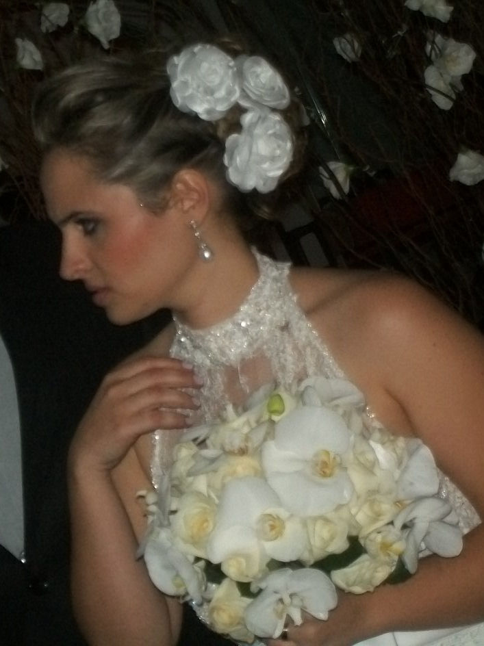 Um penteado clássico e elegante, combinado aos acessórios.JPG
