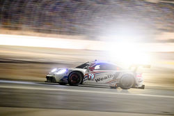 Porsche at night on track_
