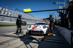 Porsche on pit road_