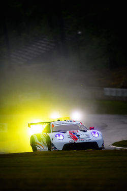 Porsche hugging a turn during practice.