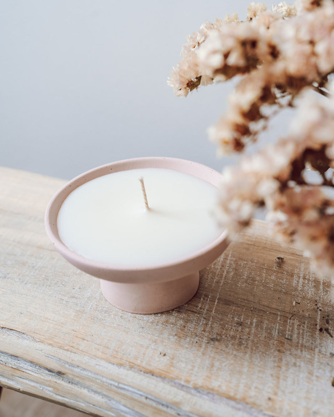 Kaarsenschaaltje op voet beige met caramelbruine touch