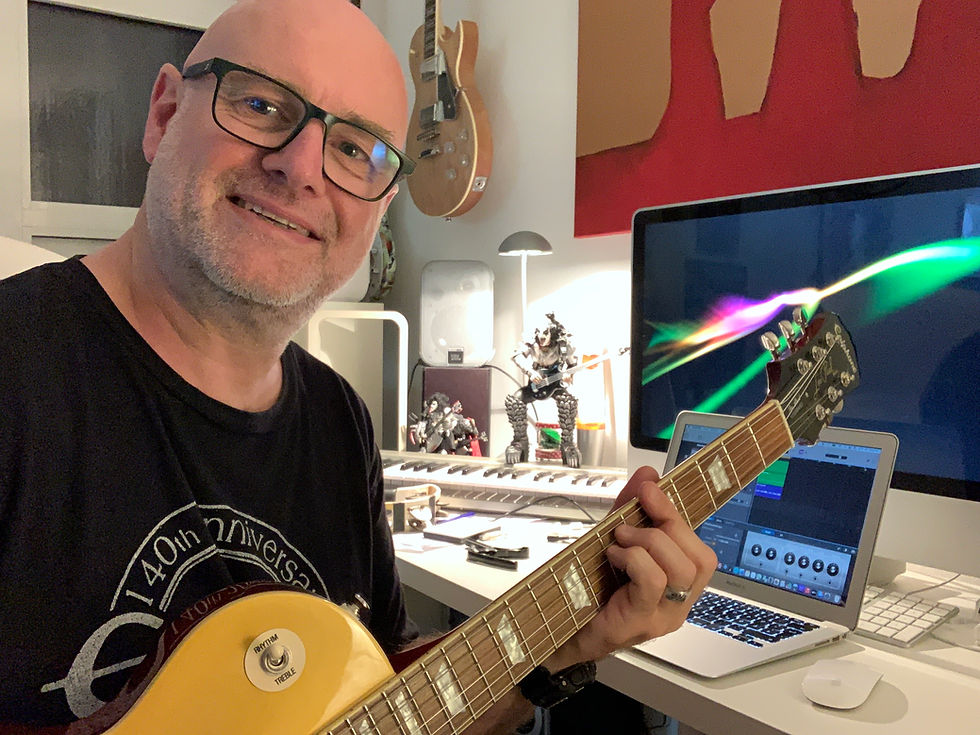 Andreas Weiß während seiner Produktionsarbeiten im Heimstudio