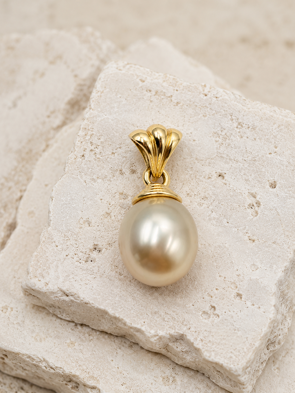pendentif-perle-poire-champagne-pour-femme-shamani-paris.jpg