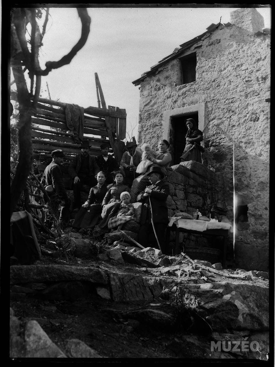 Groupe devant l'une des trois maisons des Bellacoscia 2