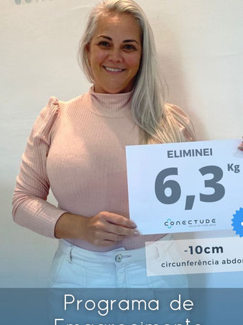Alessandra segurando sua placa com o resultado de finalizar o programa de emagrecimento integrativo.