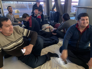 МИГРАНТЫ В КРИЗИСЕ БРОШЕНЫ НА ПОЛ.