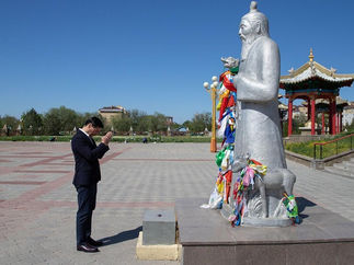 ЭЛИСТА.КАЛМЫКИЯ.ГЛАВА МОЛИТСЯ.НАЧАЛО СВЯЩЕННОГО МЕСЯЦА.