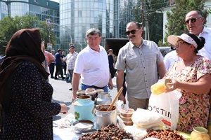 МАХАЧКАЛА.врио Меликову ярмарки всегда нравились