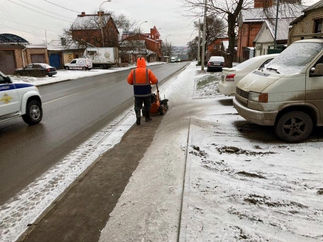 РОСТОВ.УБИРАЕТ СНЕЖНЫЙ ШКВАЛ.