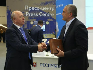 КРЫМ. АКСЁНОВ В ПЕТЕРБУРГЕ ИЗ СМИ УЗНАЛ -БРОНЬ В КРЫМУ СРЫВАЕТСЯ.