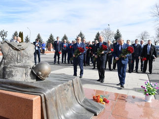 г.ВЛАДИКАВКАЗ. ЦВЕТЫ ПАМЯТИ ПЕРЕД КРУТЫМ РАЗГОВОРОМ.