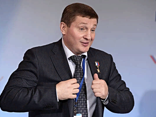 ТЯЖЕЛАЯ НОША. ГОРОДА-ГЕРОЯ УПЁРЛАСЬ В ГЕРОЯ СТРАНЫ ....