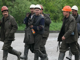 РОСТОВ.НАРАЩИВАЕТ ДОБЫЧУ УГЛЯ.