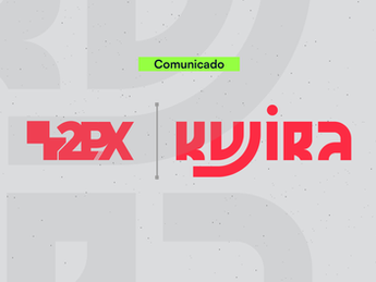Cartaz cinza pontilhado avisando o inicio de um comunicado, logo abaixo há duas logos vermelhas uma representando a agência 2PX e outra representando a Agência Kujira. À direita há um texto vertical escrito "Agência Kujira" reforçando o comunicado entre as duas agências.