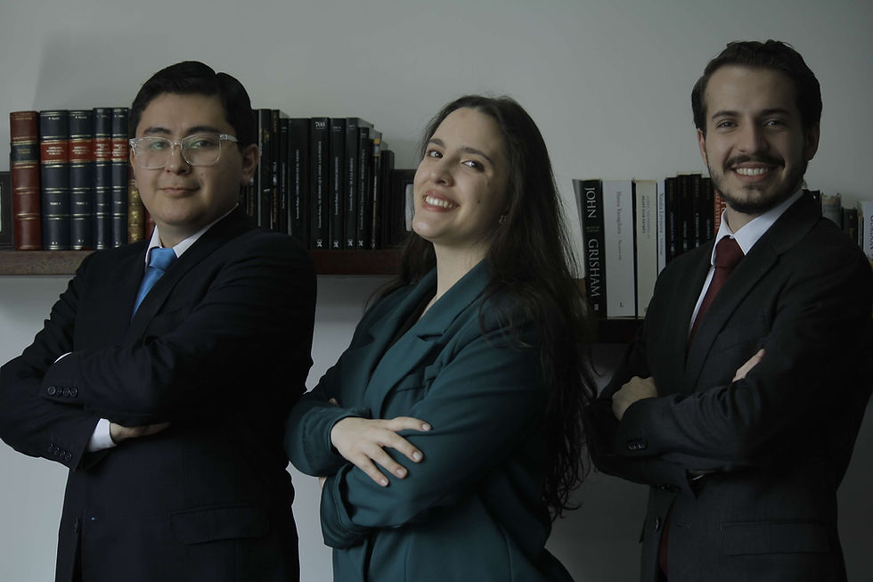 Fotografía de Emilio Molina, Doménica Moya y José María Villacreses