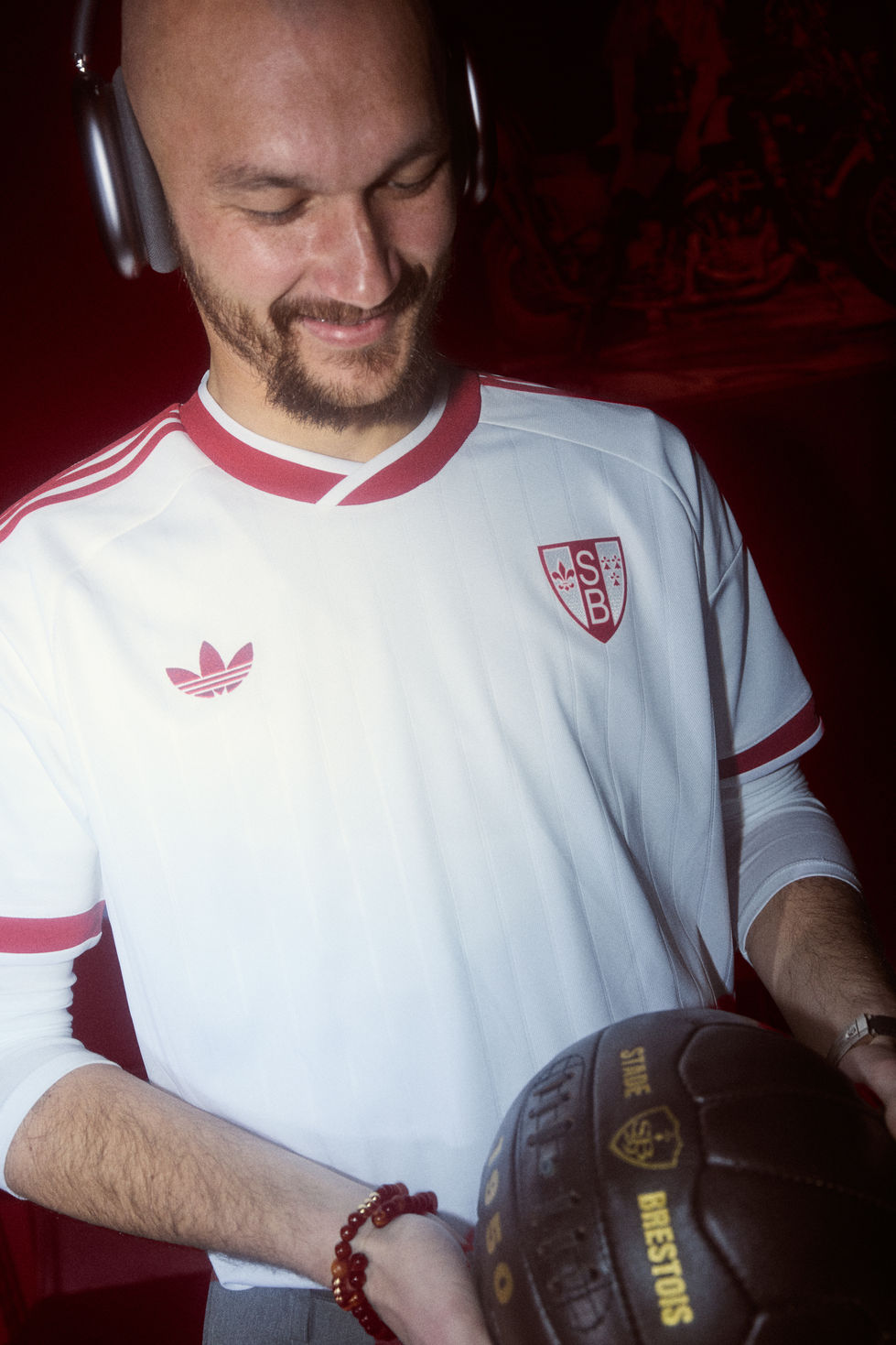 Portrait casque audio, maillot rétro anniversaire 75 ans du Stade Brestois, ballon vintage en cuir — styliste Laurane Croguennec