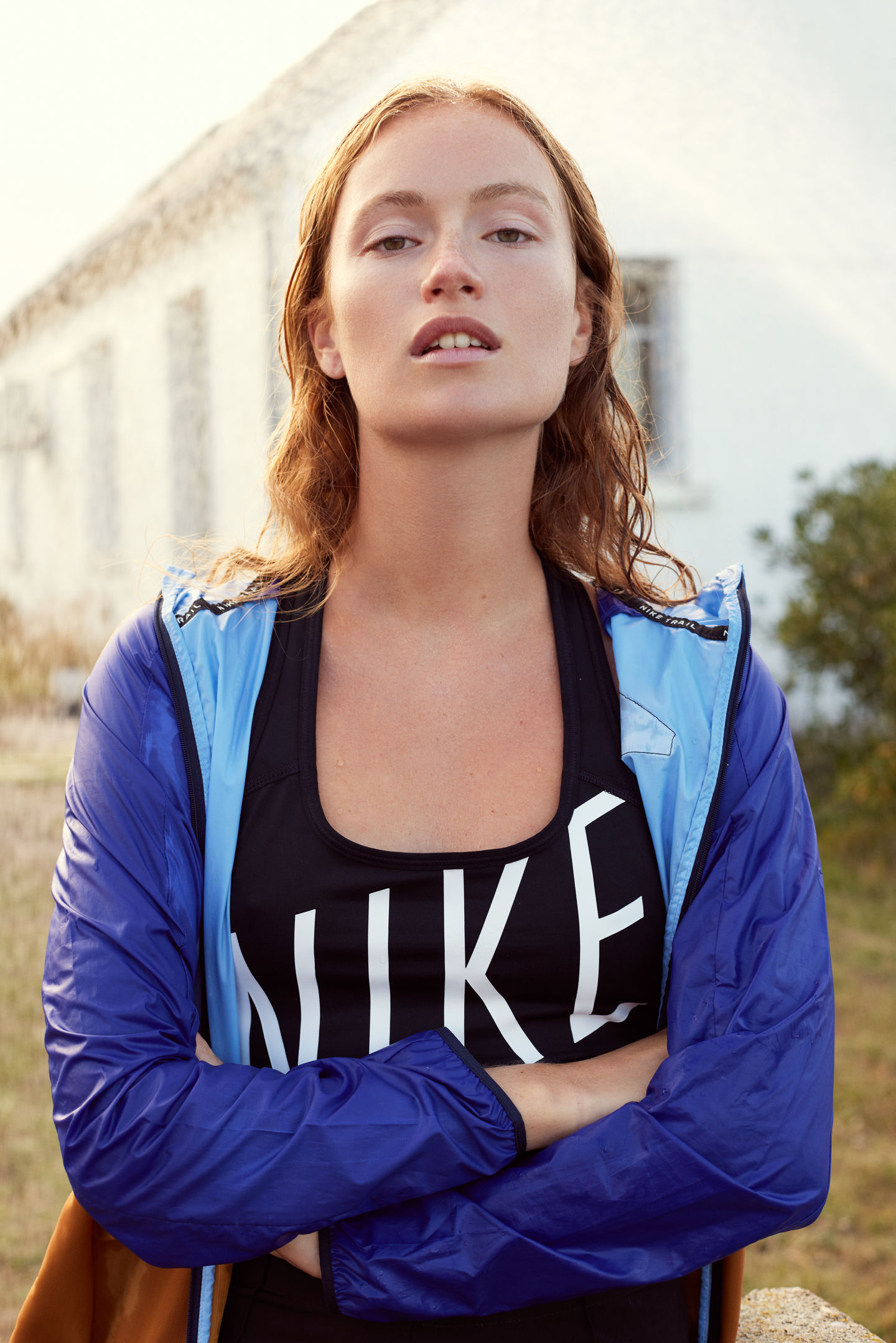 Portrait brassière Nike et coupe-vent bleu, ambiance après-effort lumière dorée — stylisme Laurane Croguennec