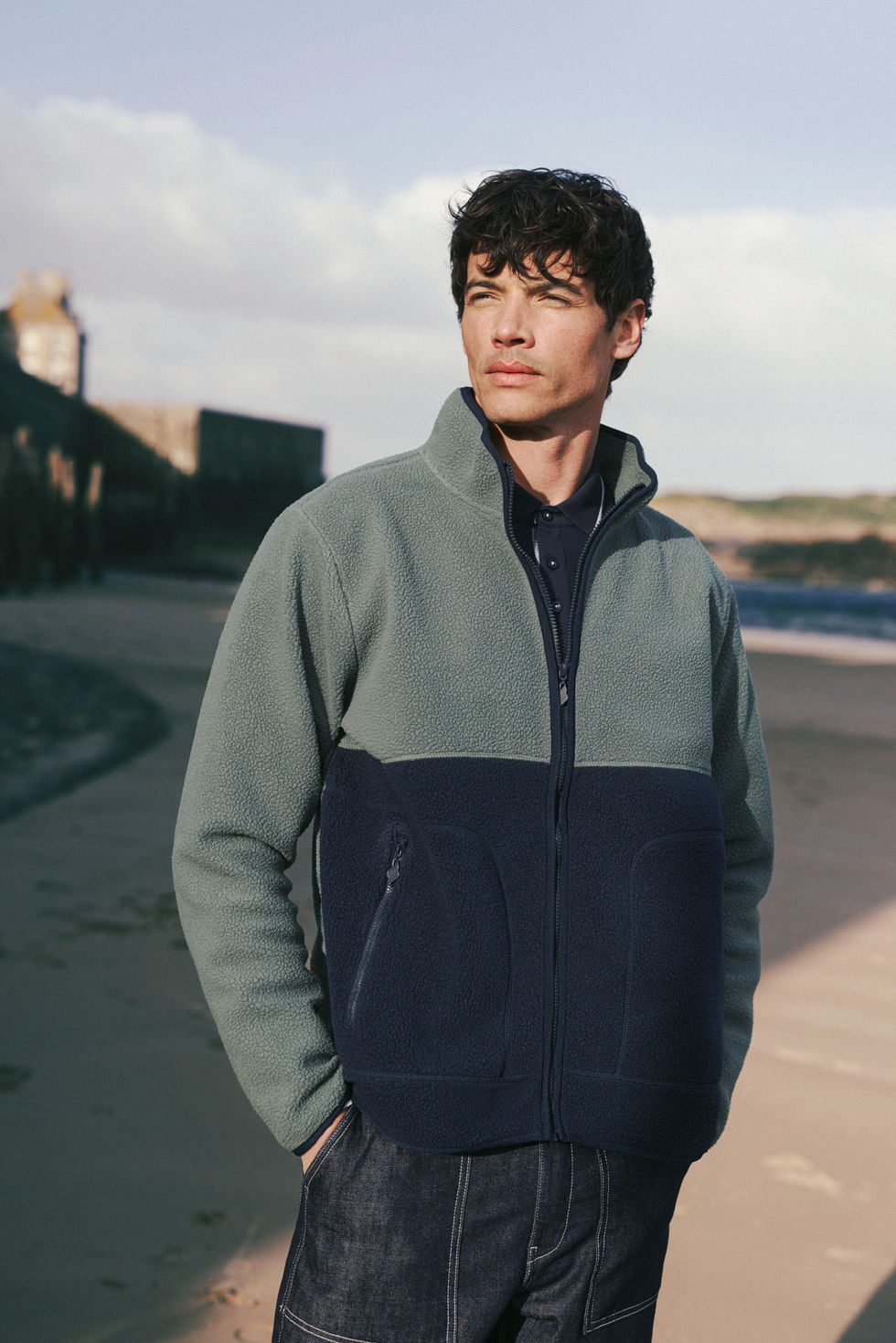 Duo polaire marine-kaki et sweat zippé marine Armor Lux, silhouette bord de plage — styliste Laurane Croguennec
