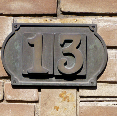 Tajemnica hotelowej trzynastki – dlaczego w hotelach unika się liczby 13?