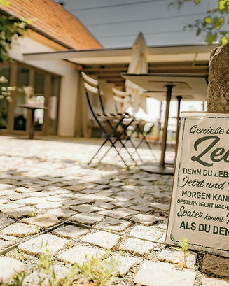 Ollers Innenhof Schild_edited.jpg