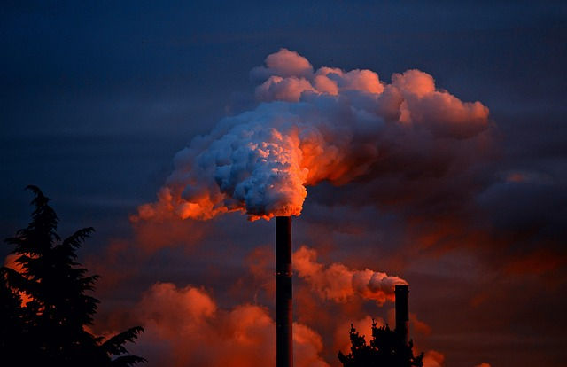 Industriekonzern mit Schornstein