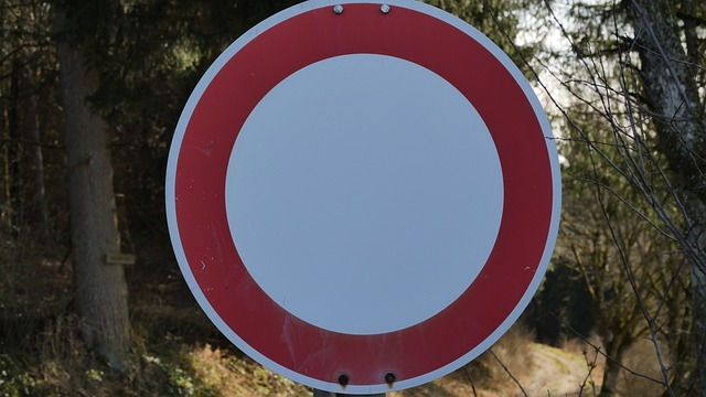 Verbotsschild im Straßenverkehr