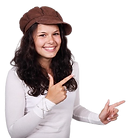 Junge Frau zeigt etwas