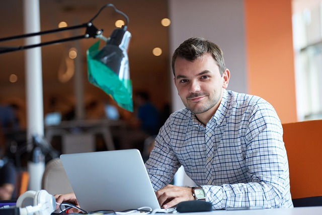 Mann bei der Arbeit im Büro