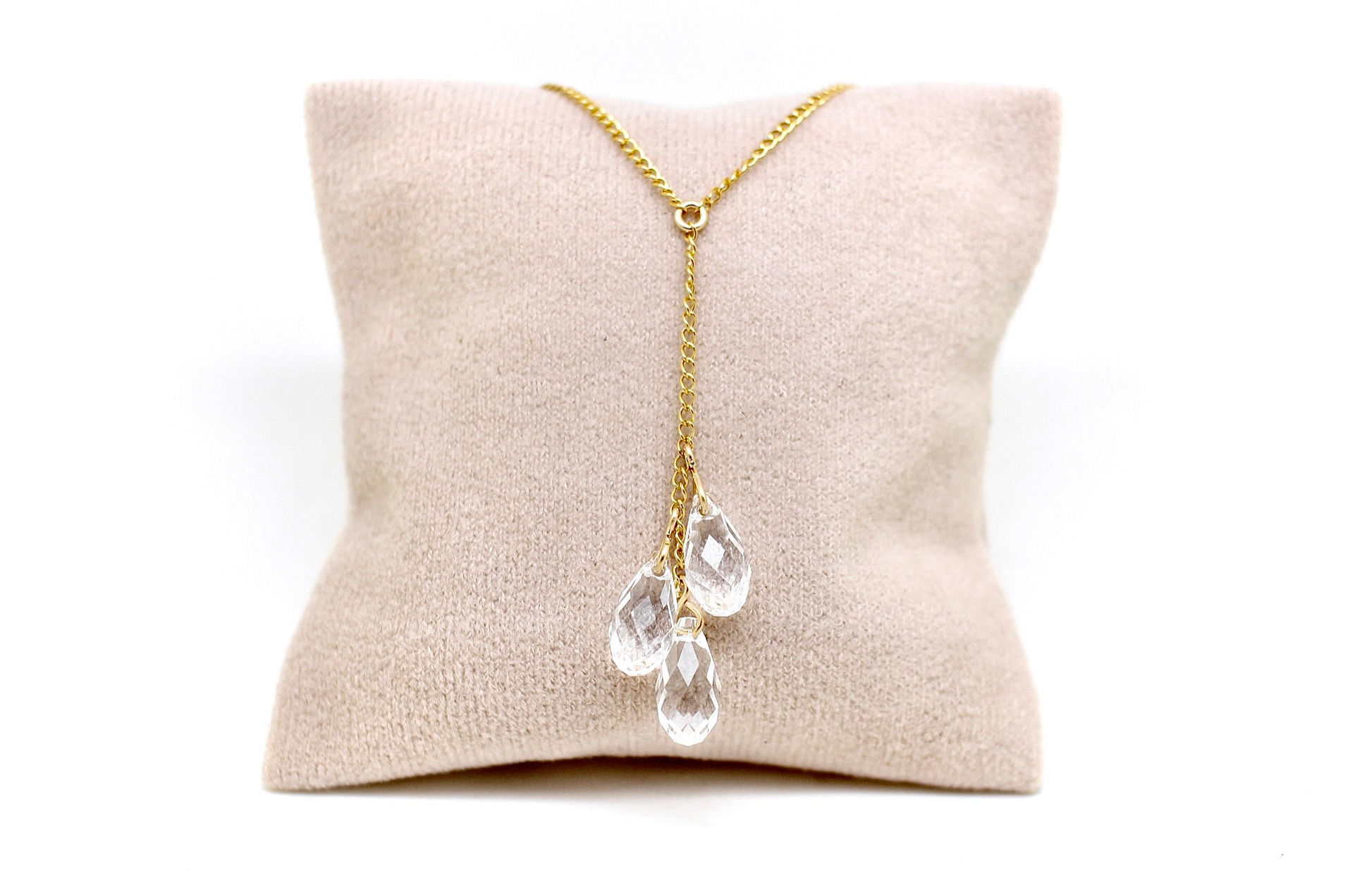 Collier gouttes d'eau en cristal transparent, vue sur présentoir