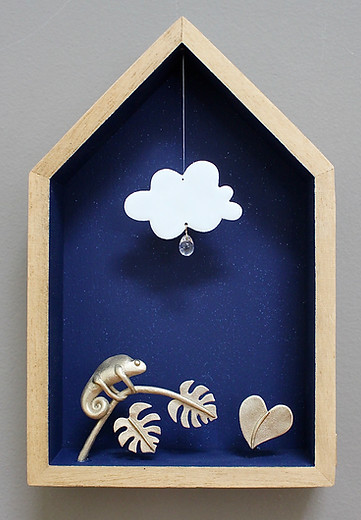 décor miniature fait main en bronze représentant un caméléon ou endormi et végatation tropicale dans une petite cabane en bois