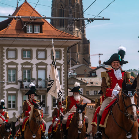 Cadre Noir et Blanc : une œuvre d’art galopante pour le centenaire de Jean Tinguely