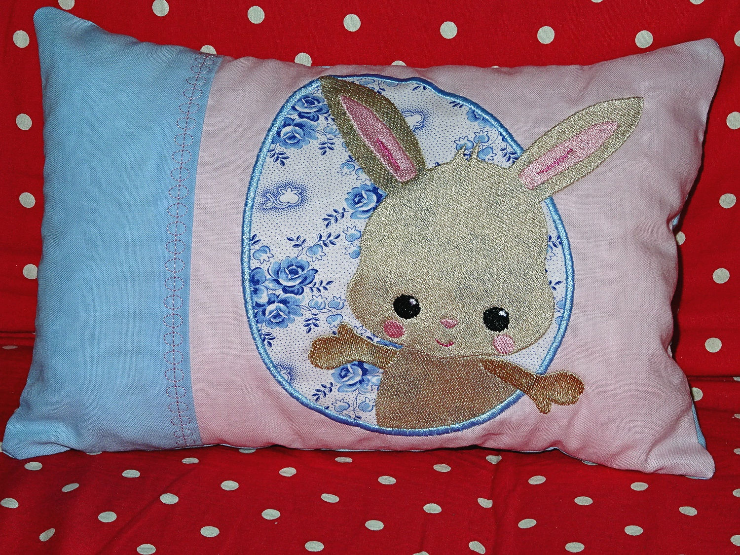 Namenskissen mit Hase in Wunschfarbe