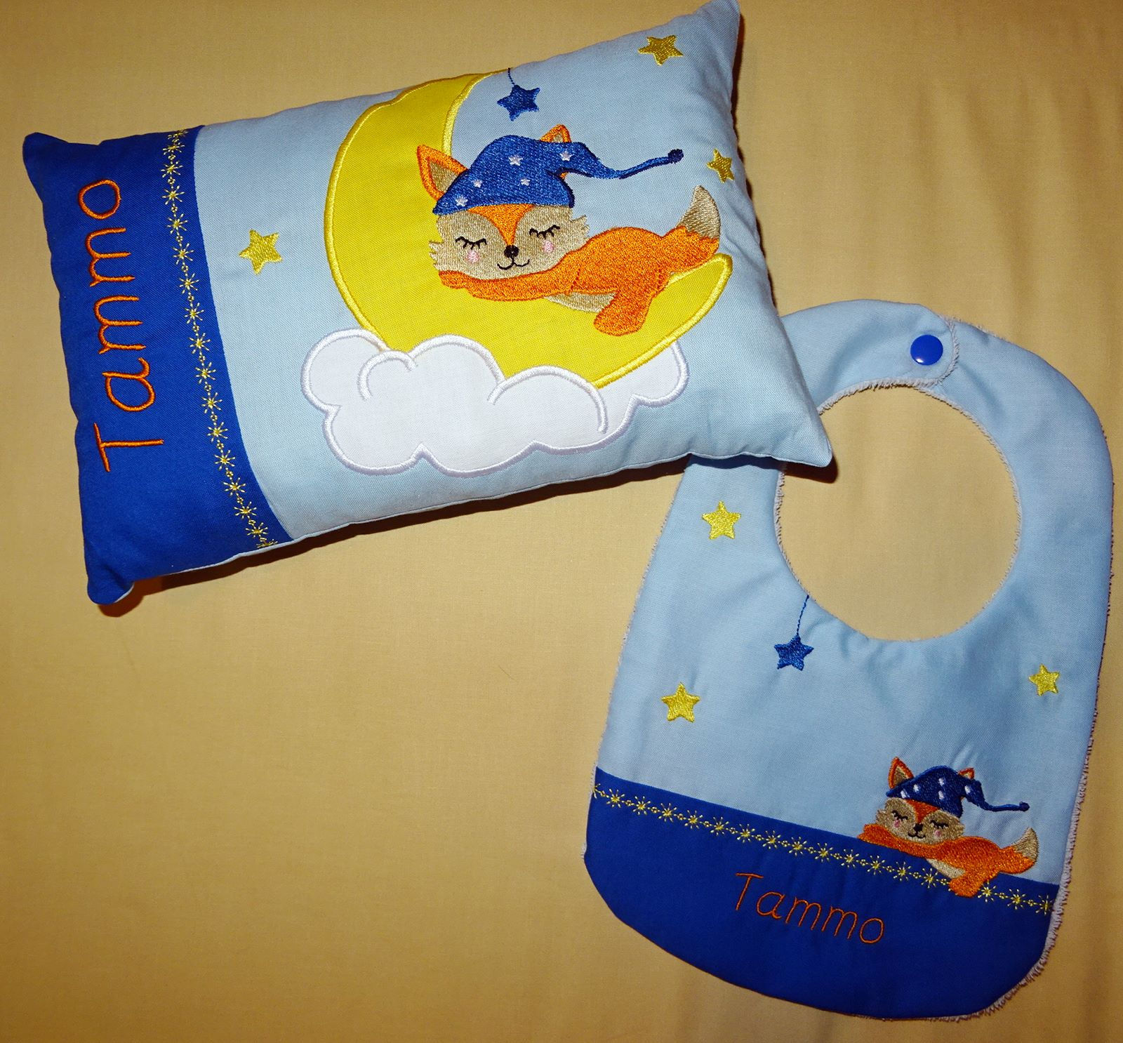 Namenskissen / Lätzchen mit Babyfuchs auf dem Mond in Wunschfarbe