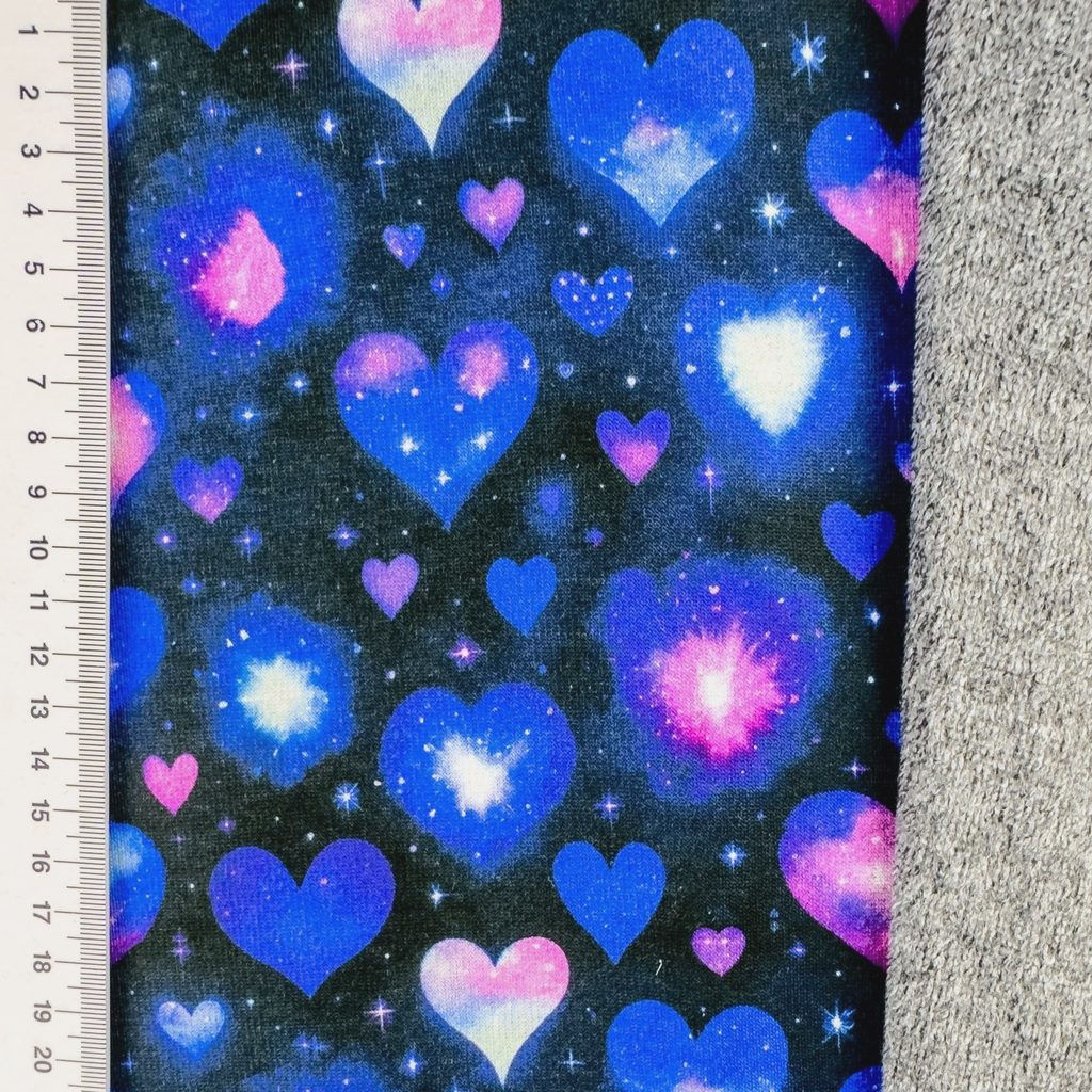 Alpenfleece - Herzen blau lila rosa auf schwarz